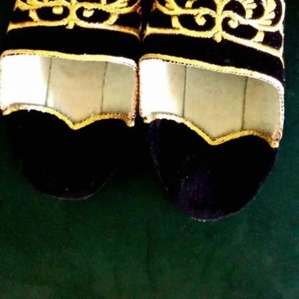 Handcrafted Embroidered velvet Moroccan Babouche - Picture 3 of 6